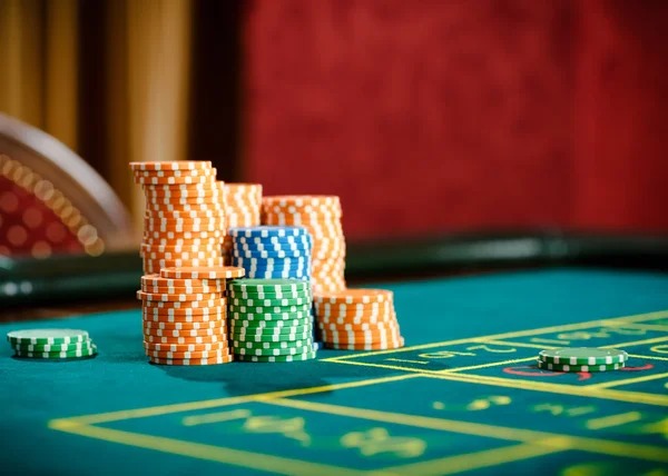 Reactoonz grid-based slot game interface on two-hundred-thirty-nine platform